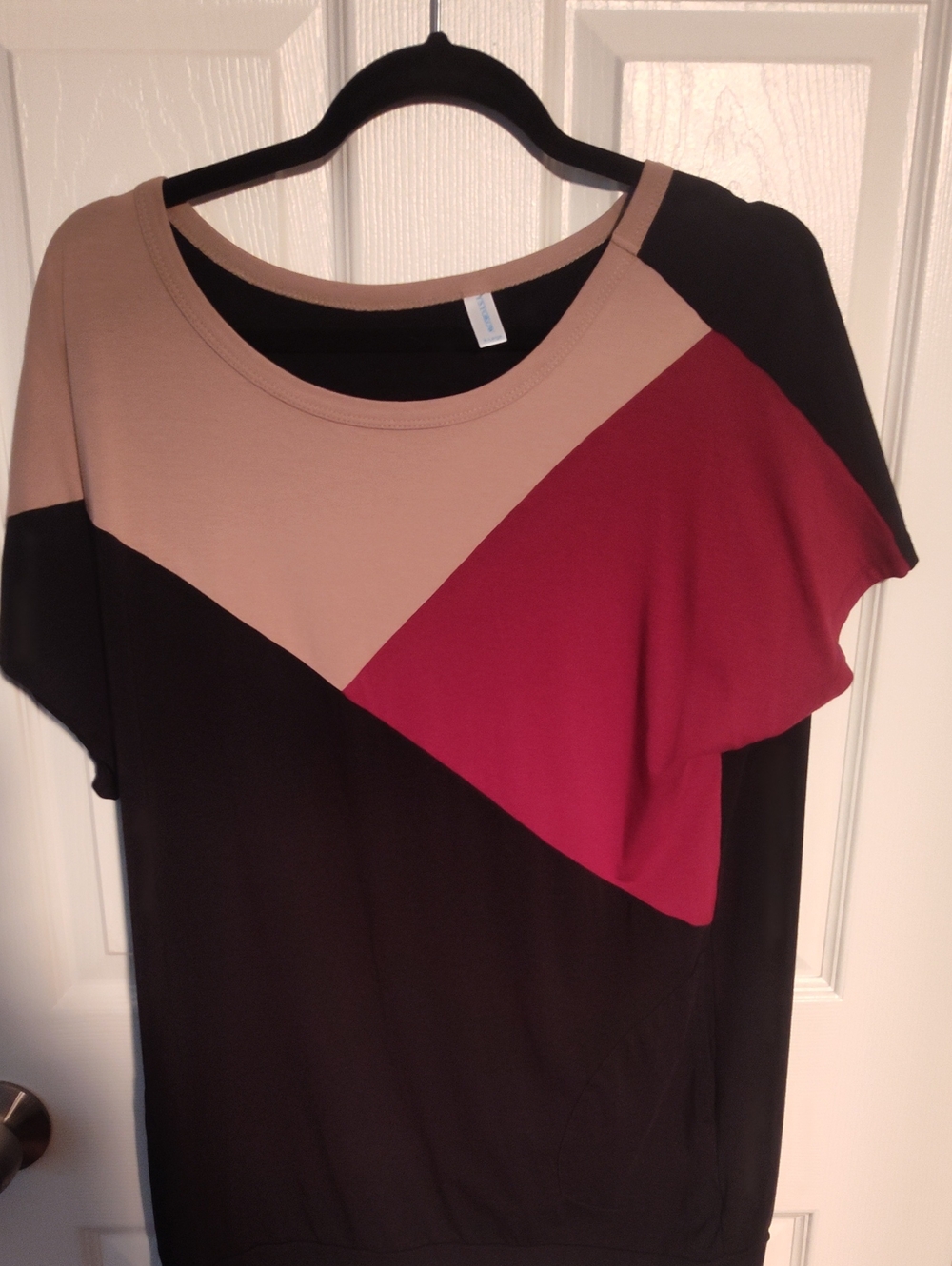 Colorblock Short Sleeve Tee in Black, Beige, and Wine